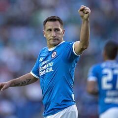 Un ídolo de Cruz Azul levanta la mano para llegar al banquillo cementero