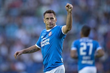 Veracruz trajo al 'Chaco' desde el futbol argentino y aunque se coronó campeón con Pachuca, es con Cruz Azul con quien ha disputado más partidos y dónde más ha brillado. Igualmente es al equipo al que el mismo Giménez le ha manifestado su amor. 