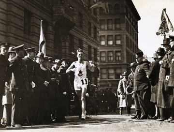 Se corrió por primera vez en 1897 y el circuito se ajustó a la distancia olímpica de 42.195 metros en 1924. Es la maratón anual más antigua del mundo y probablemente el más prestigioso. Para participar los maratonistas deben clasificarse, algo que es realmente exigente pese al gran número de plazas ofertadas. "Boston es el abuelo de los maratones y si eres corredor de maratones te mides en base al Maratón de Boston", aseguraba Keflezighi, ganador en 2014. Heartbreak Hill es la gran atracción, pero sólo es la última de las cuatro subidas por las colinas de Newton, entre el kilómetro 26 y el 34, que ponen a prueba a los agotados corredores. El ganador recibe el mayor premio de una maratón en el mundo: 133.000 euros.