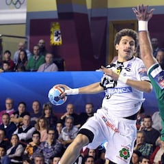 Un Ademar sin defensa se deja el liderato del grupo en Rumanía