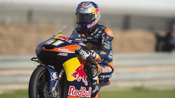 Brad Binder con su KTM en Valencia.