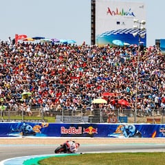 Márquez regaló sus guantes entre los 58.132 espectadores