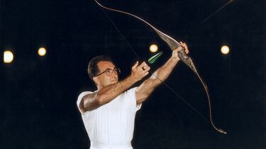 Antonio Rebollo se dispone a encender el pebetero de los Juegos Olímpicos de Barcelona 92.