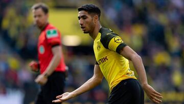 El lateral marroquí del Borussia Dortmund, Achraf Hakimi, durante un partido.