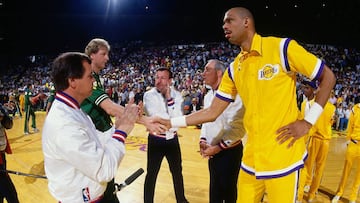 Kareem Abdul-Jabbar saluda a Larry Bird durante un partido de la NBA entre Los Ángeles Lakers y los Boston Celtics en el Forum