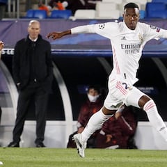 Vinicius aprieta a Hazard