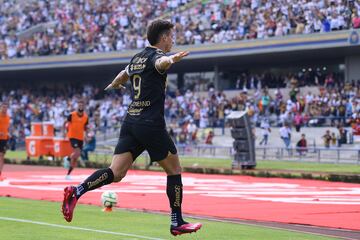 Juan Ignacio Dinenno festeja un gol con los Pumas.