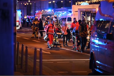 Los servicios de emergencia, la policía y los bomberos trabajando para ayudar a los heridos en el mercado navideño de Magdeburgo.