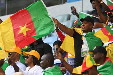 Los aficionados de la selección africana están siendo unos de los más animados y coloridos de todo en el Mundial en la grada. Hoy han llenado de color el Al Janoub Stadium en el duelo frente a Serbia.