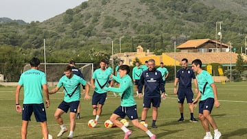 Javi Rey, atento en el entrenamiento albinegro.