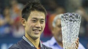 Kei Nishikori con el trofeo que le acredita como ganador del ATP Abierto de Malasia.