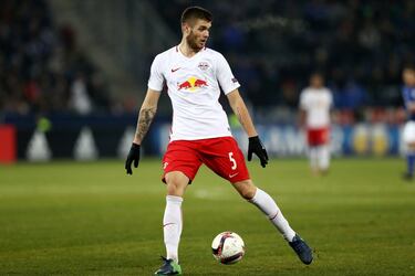 Perteneció al Salzburgo desde enero de 2015 hasta junio de 2018, durante ese tiempo ganó 4 Bundesligas y 3 Copas de Austria. Con 21 años puso rumbo a Francia para jugar en el Olympique de Marsella de la Ligue 1 por 19 millones de euros. Internacional con Croacia. 