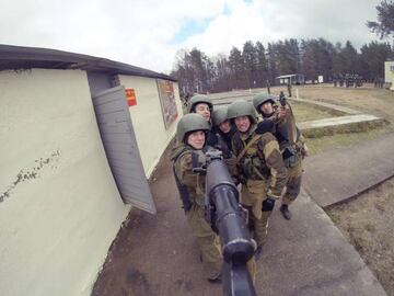 Un selfie de soldados rusos cone el m&oacute;vil en un rifle Kalashnikov AK-47