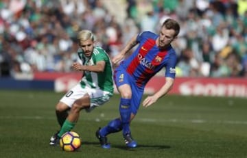 Dani Ceballos y Rakitic luchan por el balón.