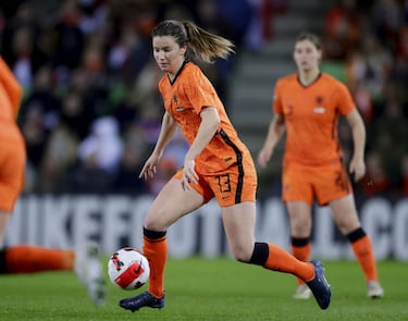 Uno de los casos más sonados del fútbol femenino español en los últimos tiempos. Damaris Egurrola, de padre vasco —pelotari de profesión— y madre neerlandesa, nació en Orlando (Estados Unidos, 1999) y llegó a Ondarroa cuando tenía siete años. Por entonces el fútbol ya era uno de sus deportes favoritos —también jugó pelota y al tenis— hasta que con 12 años se decidió finalmente por el balón. Damaris llegó a Lezama con esa edad, con 14 años subió al segundo equipo del Athletic y con 16 ya participaba en el primero. Mientras, fue una habitual en categorías inferiores de la Selección española: ganó el Europeo sub-19 en 2017 y la plata del Mundial sub-20 en 2018. 
Siendo una de las centrocampistas españolas de mayor proyección la fichó el todopoderoso Lyon, heptacampeón de Europa, en enero de 2021. Ese año protagonizó un cruce de declaraciones con el seleccionador absoluto Jorge Vilda, que ya la había entrenado en las categorías inferiores de La Roja. El técnico justificó la ausencia de Egurrola en sus convocatorias diciendo que la centrocampista estaba en trámites de jugar con otra selección. Ella le desmintió: “Ser seleccionador no le da derecho a mentir”. Y al final, como hizo de pequeña con los diferentes deportes, tuvo que elegir. Y escogió Países Bajos, que hizo oficial su convocatoria el pasado 29 de marzo. Su debut con la Oranje llegó días después, el 8 de abril, en la goleada a Chipre por 12-0 en un partido de clasificación para el Mundial.
