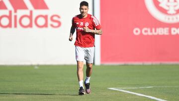 El delantero peruano regres&oacute; a los entrenamientos junto a sus compa&ntilde;eros despu&eacute;s de la grave lesi&oacute;n de rodilla que sufri&oacute; meses atr&aacute;s. Jugar est&aacute; m&aacute;s cerca.