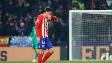 MADRID, 19/12/2023.- El defensa montenegrino del Atlético de Madrid, Stefan Savic, abandona el terreno de juego tras ser expulsado durante el encuentro correspondiente a la jornada 18 de primera división que disputan hoy martes Atlético de Madrid y Getafe en el estadio Metropolitano de Madrid. EFE/JUANJO MARTÍN.
