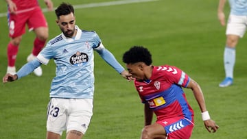 GRAFVGO01.Vigo(Pontevedra)12/02/2021.- El centrocampista del Celta de Vigo, Brais Méndez (i), disputa el balón ante el delantero argentino del Elche, Emiliano Rigoni, durante el encuentro correspondiente a la jornada 23 de primera divisi&oac