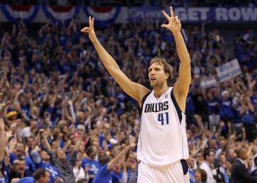 <b>- Años en la NBA:</b> 1998-2019 <br> <b>- Equipos:</b> Dallas Mavericks.  <b>- Medias de su carrera:</b> 20,7 puntos, 7,5 rebotes, 2,4 asistencias. <br> <b>- Mejor temporada:</b> (2005-06) 26,6 puntos, 9 rebotes, 2,8 asistencias. <br> <b>- Méritos:</b> Una vez campeón, una vez MVP, una vez MVP de las Finales, 14 veces all star, 4 en el Mejor Quinteto. <br> <br> De Würzburg al mundo, el mejor jugador europeo en la historia de la NBA. Tiene los dos MVP, de Regular Season y Finales, el anillo de campeón que ganó en 2011 con unos playoffs para la historia y es ahora mismo el sexto máximo anotador de siempre después de 21 años en la misma franquicia, algo que no había hecho nadie hasta ahora. Más que una leyenda.