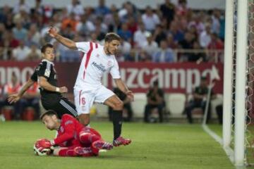 Chicharito, Sergio Rico y Carriço.