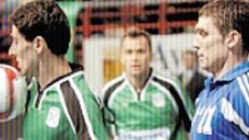 <b>DOMINIO.</b> Daniel controla el balón, como Interviú ante el Interkraz.