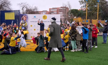 El exportero del Real Madrid, Oporto y la selección española visitó el campo construido en su localidad natal. 