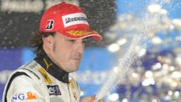 <b>UN AÑO MÁS. </b> Alonso seguirá en la escudería francesa al menos un año más.