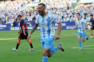 Dioni festeja el gol. De fondo Jorge Pulido compungido.