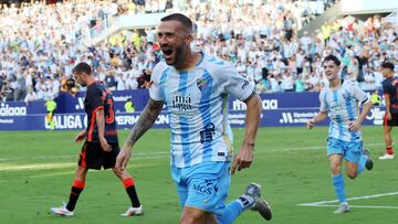 Dioni festeja el gol. De fondo Jorge Pulido compungido.