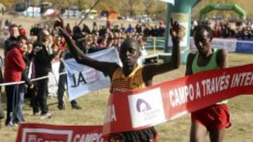 El ugand&eacute;s Huru Dickson y el espa&ntilde;ol Alemayehy Bezabeh cruzan en primer y segundo lugar, respectivamente, la meta en el Cross Internacional de Soria. 