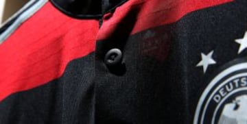 Adidas presenta la segunda equipación de alemania para el Mundial de Brasil 2014. El equipo del entrenador Joachim Löw jugará por primera vez con camisetas con rayas horizontales negras y rojas.