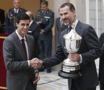 Joel González Bonilla (Taekwondo) recibe el premio a mejor deportista del año.