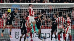 El VAR evita en el último minuto otro desastre en El Molinón