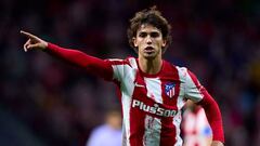 Joao F&eacute;lix, jugador del Atl&eacute;tico de Madrid, da &oacute;rdenes durante un partido.