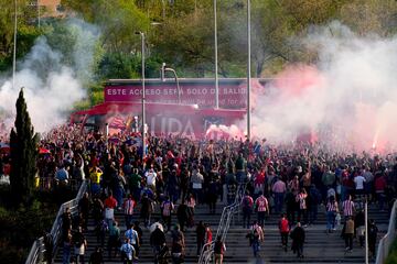 Caluroso recibimiento de los aficionados colchoneros al autobús rojiblanco en los aledaños del estadio Cívitas Metropolitano.