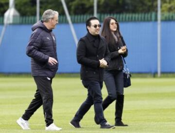 La nota anecdótica en el entrenamiento del Leicester sucedió cuando un helicóptero sobrevoló la sesión de trabajo del equipo inglés. Poco a poco fue descendiendo hasta aterrizar en uno de los campos anexos al que se estaba ejercitando el conjunto inglés. Poco después salió uno de los hijos del dueño del Leicester, Aiyawatt Srivaddhanaprabha.