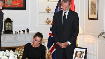 Los reyes firman en el libro de condolencias por la muerte de la Reina Isabel II a 09 de Septiembre de 2022 en Madrid (España).

Fuente: Casa Real
FELIPE VI;REINA LETIZIA;
Casa de S.M. el Rey
09/09/2022