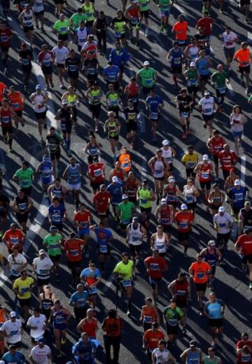 Salida de la trigésimo cuarta edición del Maratón de Barcelona, en la que participan 17.830 atletas de 87 países, lo que la sitúa entre las cinco 'grandes' de Europa. 