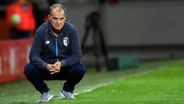 Marcelo Bielsa, pendiente de su equipo en el partido ante el Burdeos.