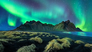 Stokksnes, la playa con auroras boreales junto a una montaña negra digna de una película de fantasía