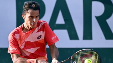 Paris (France), 02/06/2023.- Juan Pablo Varillas of Peru plays Hubert Hurkacz of Poland in their Men's Singles third round match during the French Open Grand Slam tennis tournament at Roland Garros in Paris, France, 02 June 2023. (Tenis, Abierto, Francia, Polonia) EFE/EPA/CAROLINE BLUMBERG
