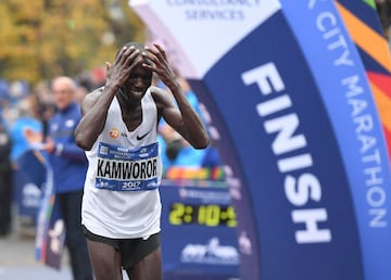 El keniata Geoffrey Kamworor ganador de la carrera de Profesionales masculinos.