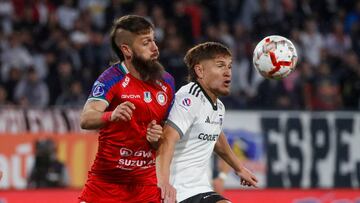 Futbol, Colo Colo vs Union La Calera.
Fecha 10, Campeonato Nacional 2024.
El jugador de Colo Colo Leonardo Gil, derecha, disputa el balon contra Ezequiel Parnisari de Union La Calera durante el partido de primera division disputado en el estadio Monumental en Santiago, Chile.
28/04/2024
Jonnathan Oyarzun/Photosport
Football, Colo Colo vs Union La Calera.
10nd turn, 2024 National Championship.
Colo Colo's player Leonardo Gil, derecha, vies the ball against Ezequiel Parnisari of Union La Calera during the first division match held at the Monumental stadium in Santiago, Chile.
28/04/2024
Jonnathan Oyarzun/Photosport