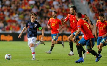 Luka Modric con sergio Busquets.