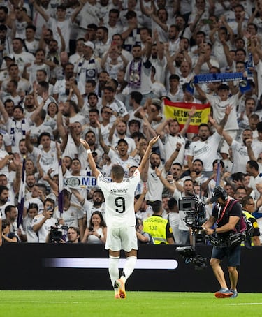 Gol de penalti de Mbappé para firmar su primer doblete. 2-0