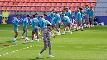 Simeone dirige la sesión de entrenamiento del Atlético.