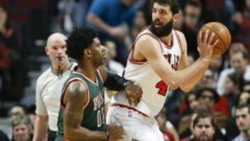 Nikola Mirotic defendido por O.J. Mayo en el partido del United Center.