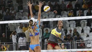 2016 Rio Olympics - Beach Volleyball - Women's Round of 16 - Beach Volleyball Arena - Rio de Janeiro, Brazil - 12/08/2016. Ekaterina Birlova (RUS) of Russia (L) and Elsa Baquerizo Macmillan (ESP) of Spain compete. REUTERS/Adrees Latif (BRAZIL - Tags: SPORT OLYMPICS SPORT VOLLEYBALL) FOR EDITORIAL USE ONLY. NOT FOR SALE FOR MARKETING OR ADVERTISING CAMPAIGNS.