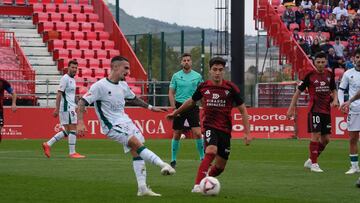 Gorrotxa presiona a Joaquín durante el partido entre Mirandés y Huesca.