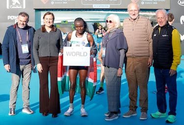  La corredora keniata Janeth Jepkosgei posa con el cartel de mejor tiempo del año en maratón femenina.